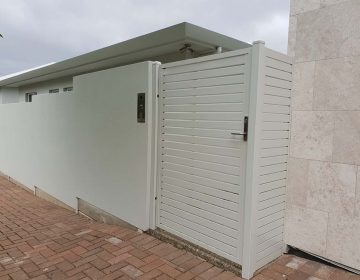 white-aluminium-slat-gate-adelaide-fence-centre