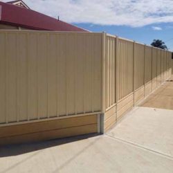 Whether you Should use a Fence or Retaining Wall for Your Front Yard